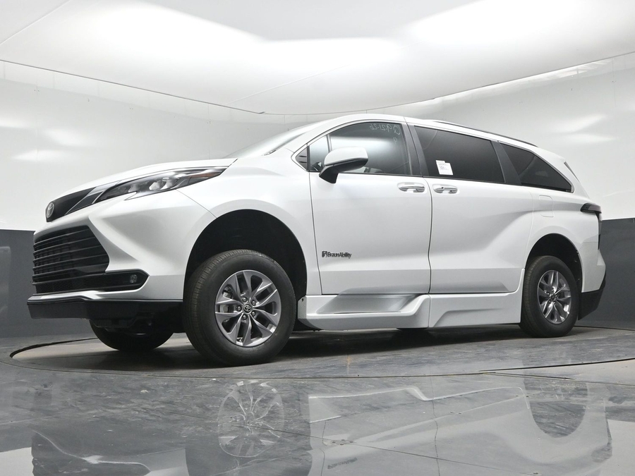 White Toyota Sienna image number 23