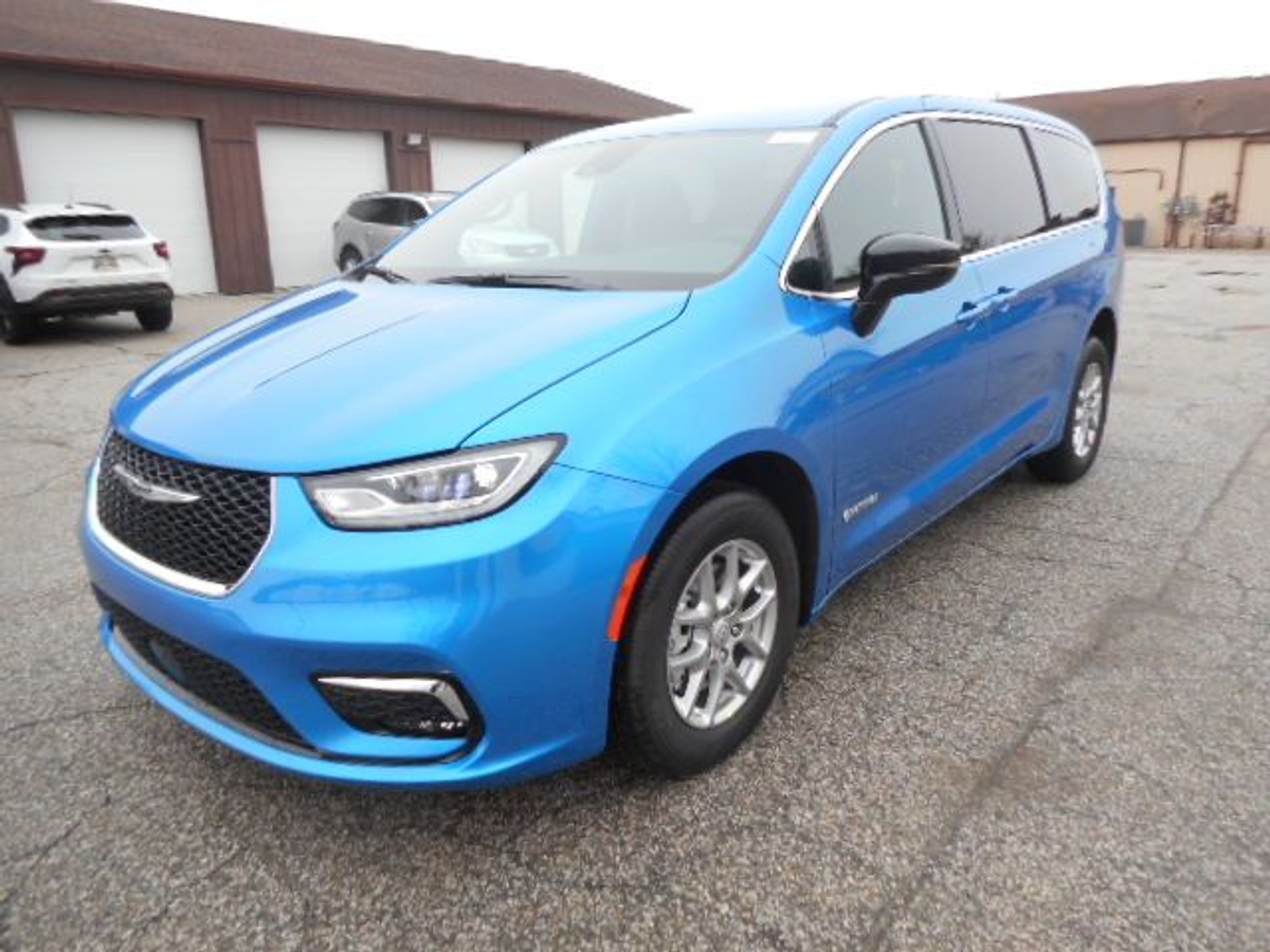 Blue Chrysler Pacifica image number 1