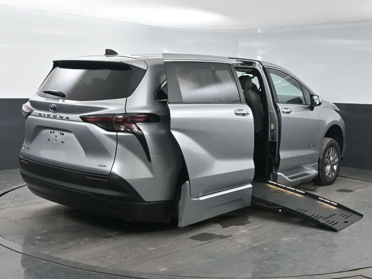 2025 TOYOTA SIENNA - Image 4