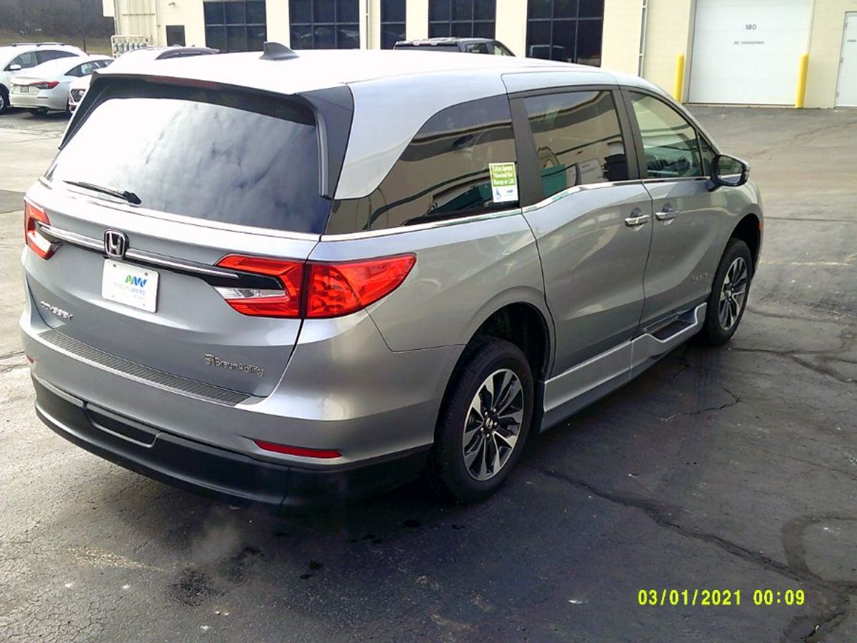 Silver Honda Odyssey image number 7