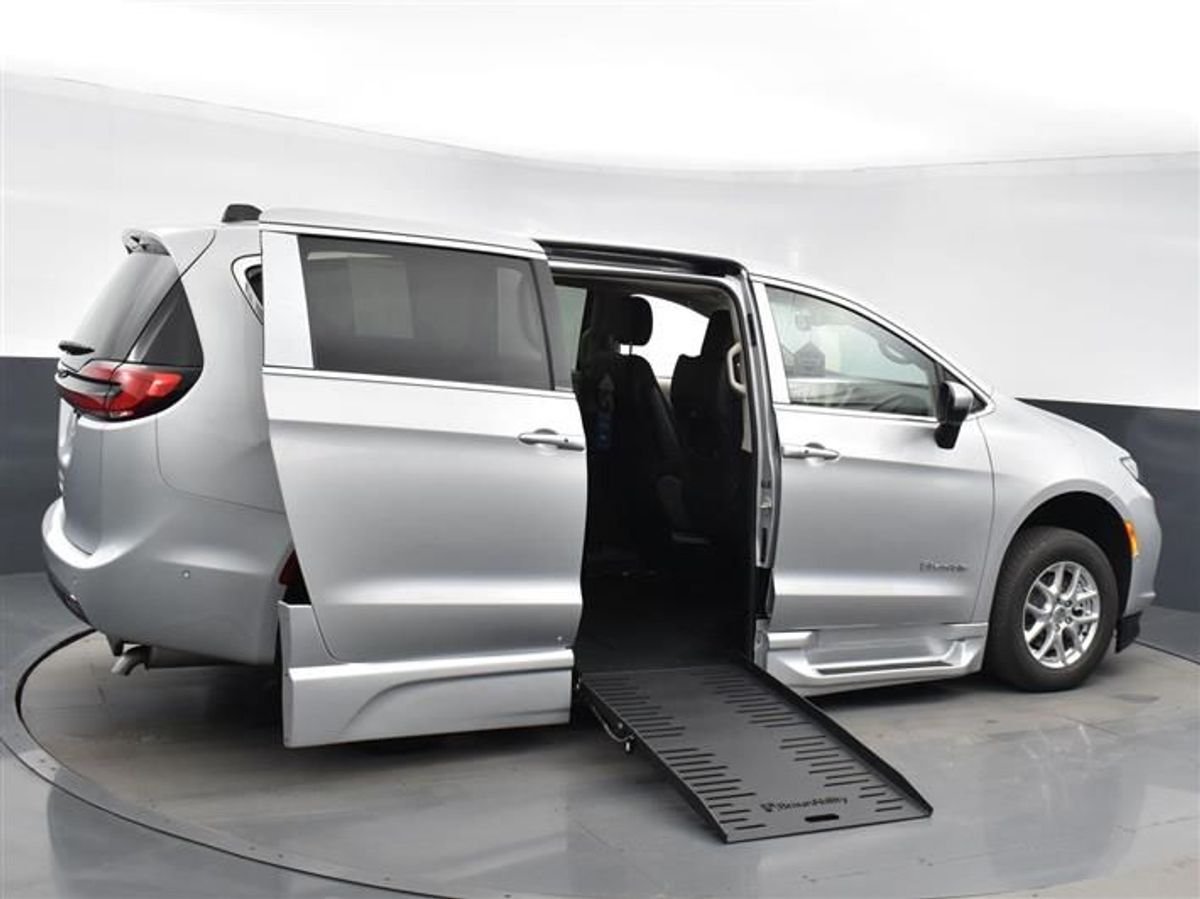 2023 CHRYSLER PACIFICA - Image 17