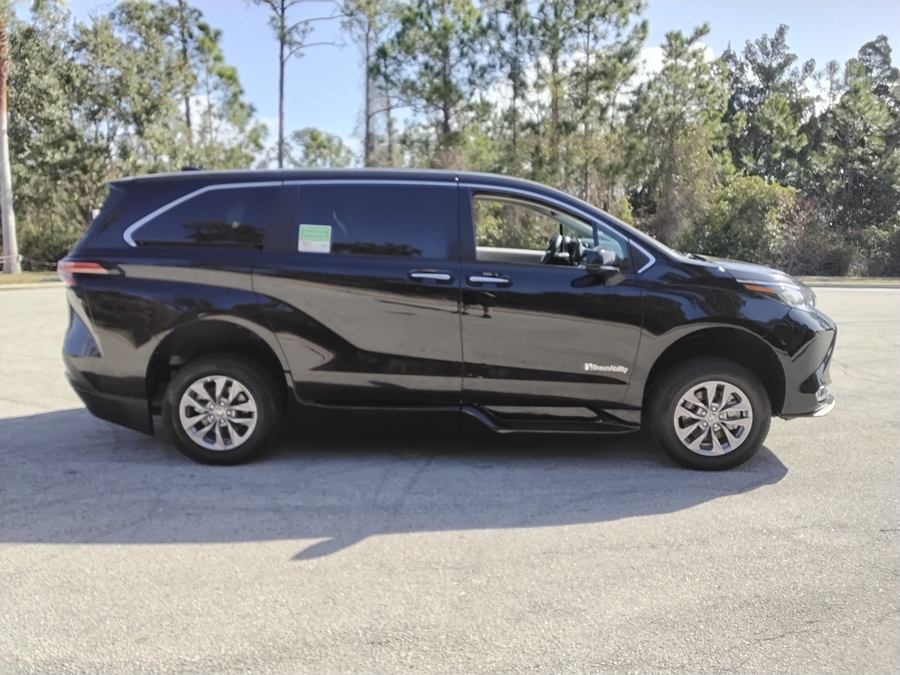 Black Toyota Sienna image number 9