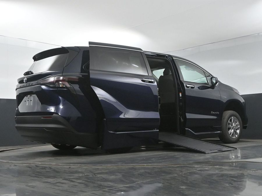 New 2025 Toyota Sienna Hybrid XLE Base - BraunAbility Side Entry Entry In Floor Automatic Ramp