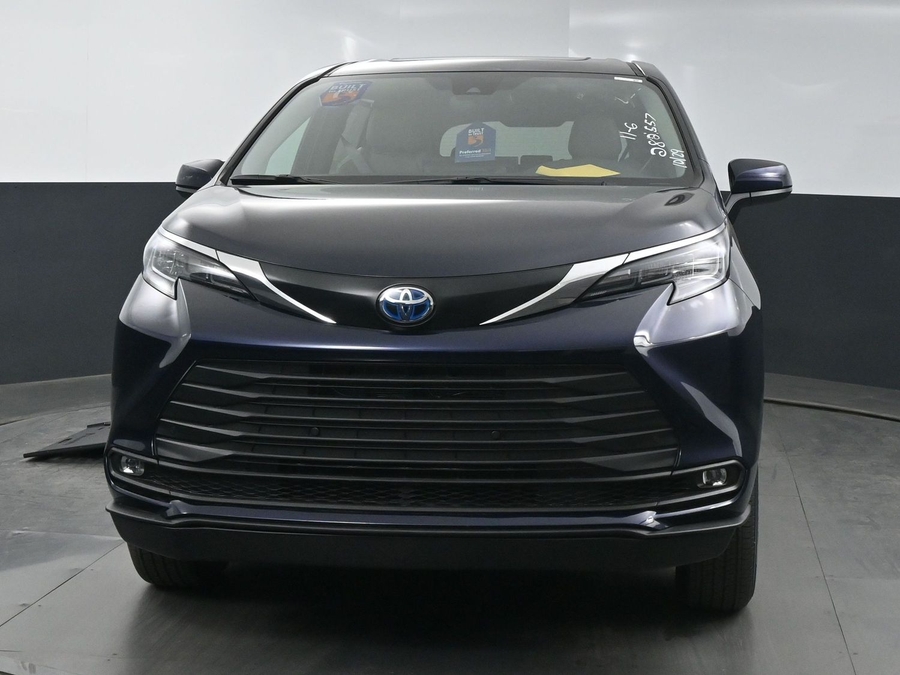 New 2025 Toyota Sienna Hybrid XLE Base - BraunAbility Side Entry Entry In Floor Automatic Ramp