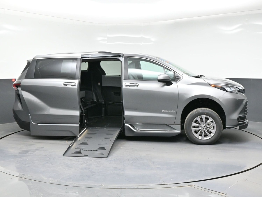Grey Toyota Sienna image number 4