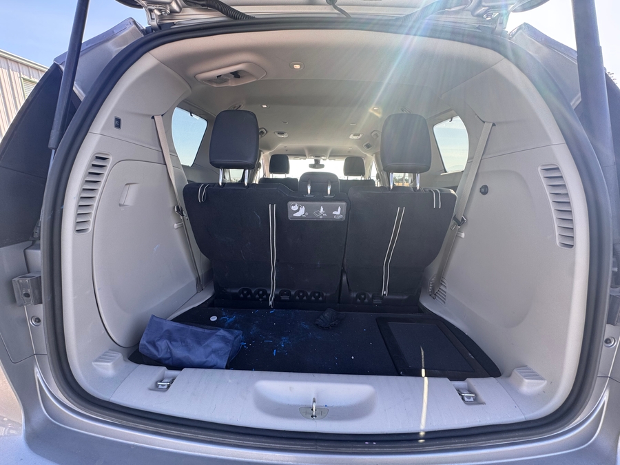 Silver Chrysler Pacifica image number 1