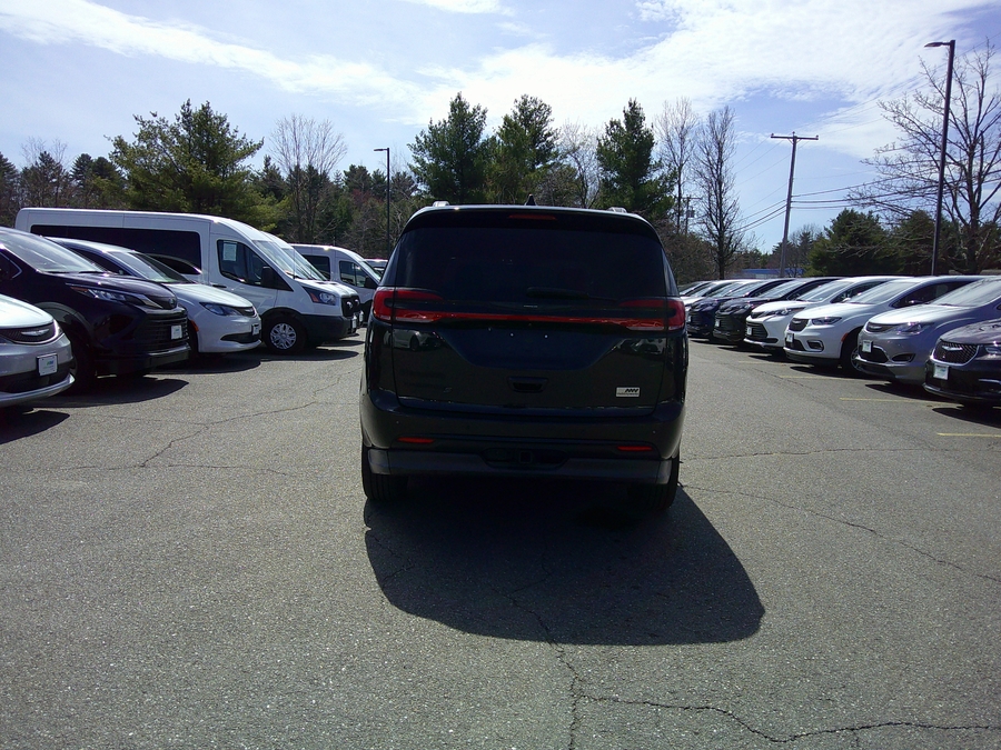 Black Chrysler Pacifica image number 7