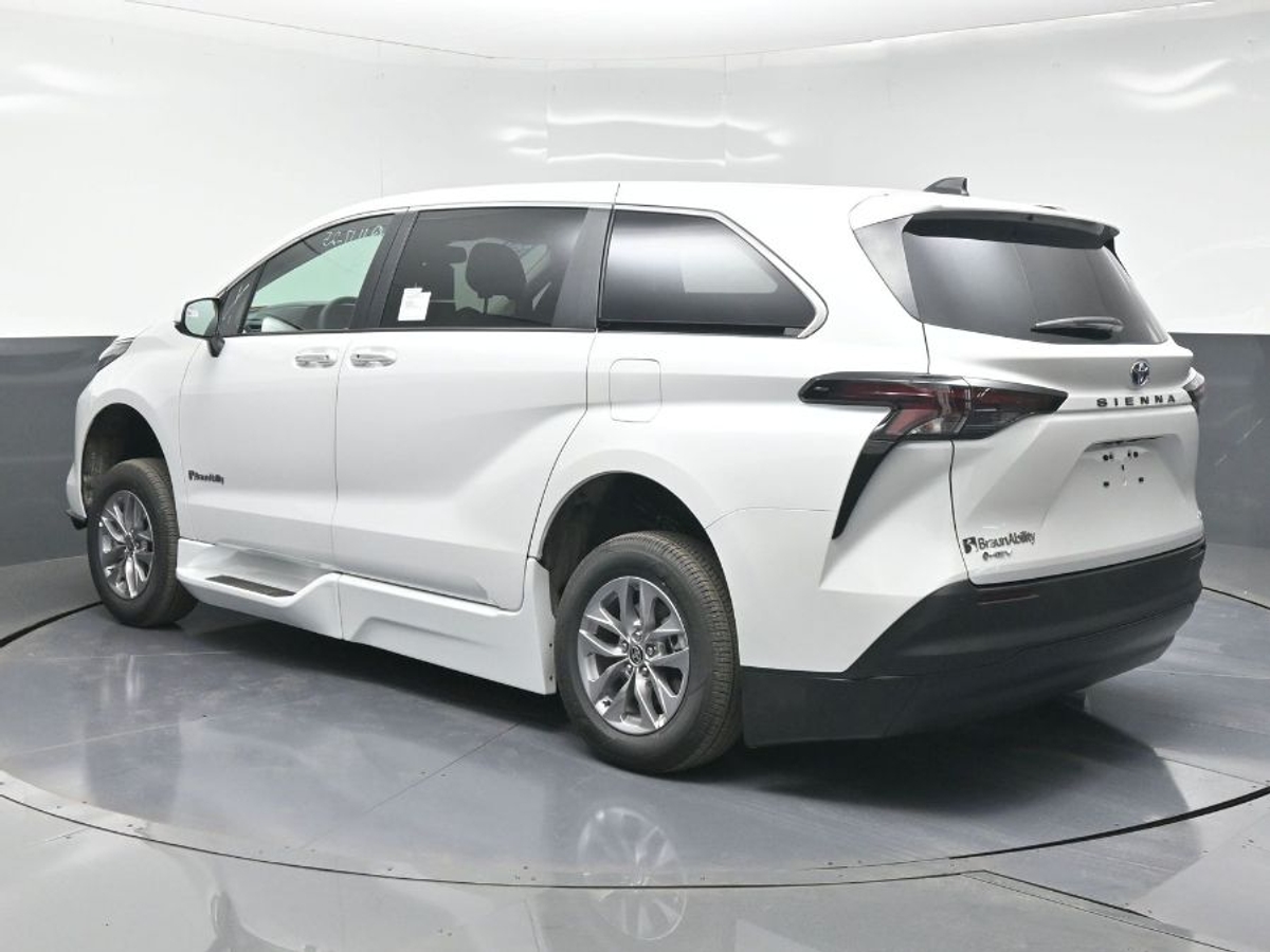 2025 TOYOTA SIENNA - Image 6