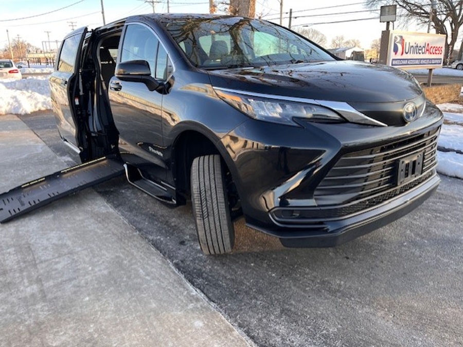 Used 2024 Toyota Sienna Hybrid LE - BraunAbility Side Entry Entry Fold Out Automatic Ramp