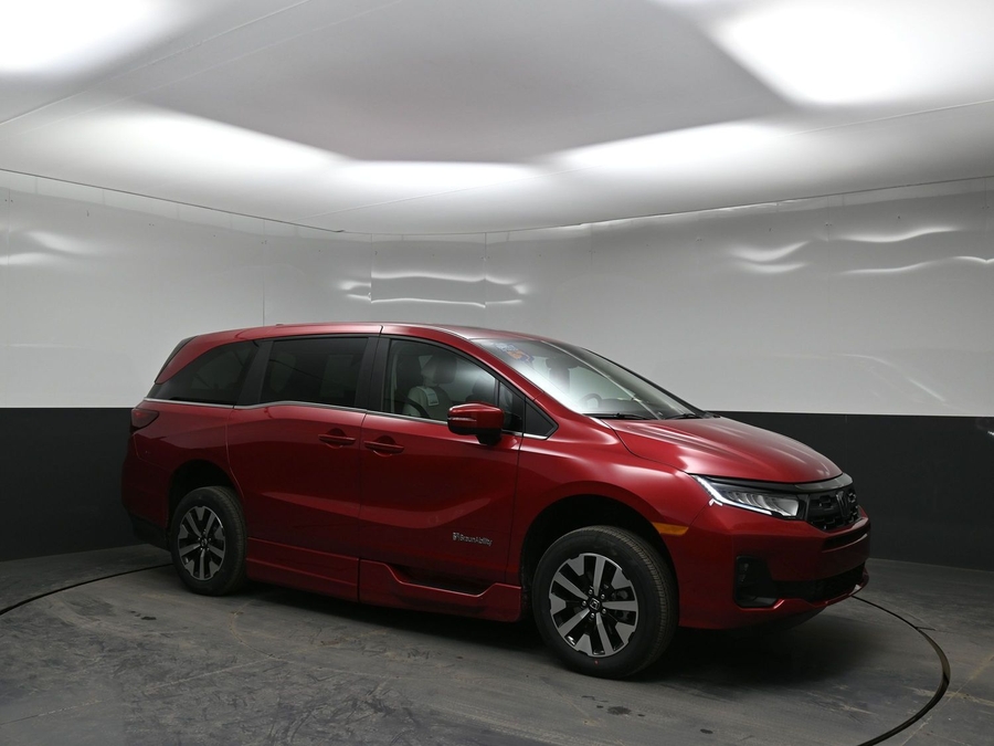 Red Honda Odyssey image number 17