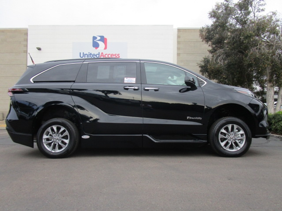 New 2025 Toyota Sienna Hybrid XLE Plus - BraunAbility Side Entry Entry In Floor Automatic Ramp
