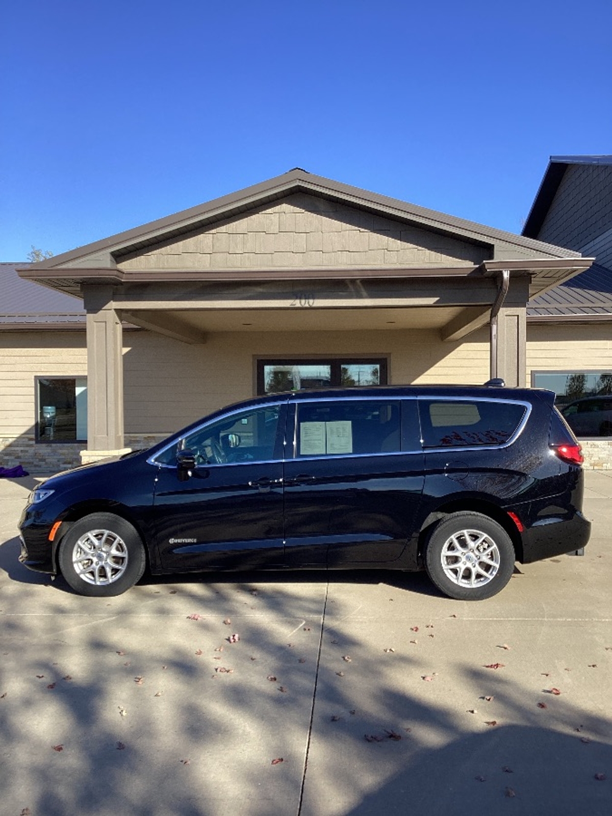 Black Chrysler Pacifica image number 5