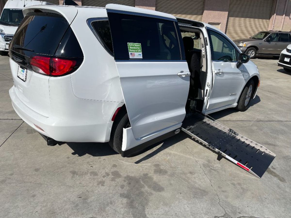 White Chrysler Voyager image number 1