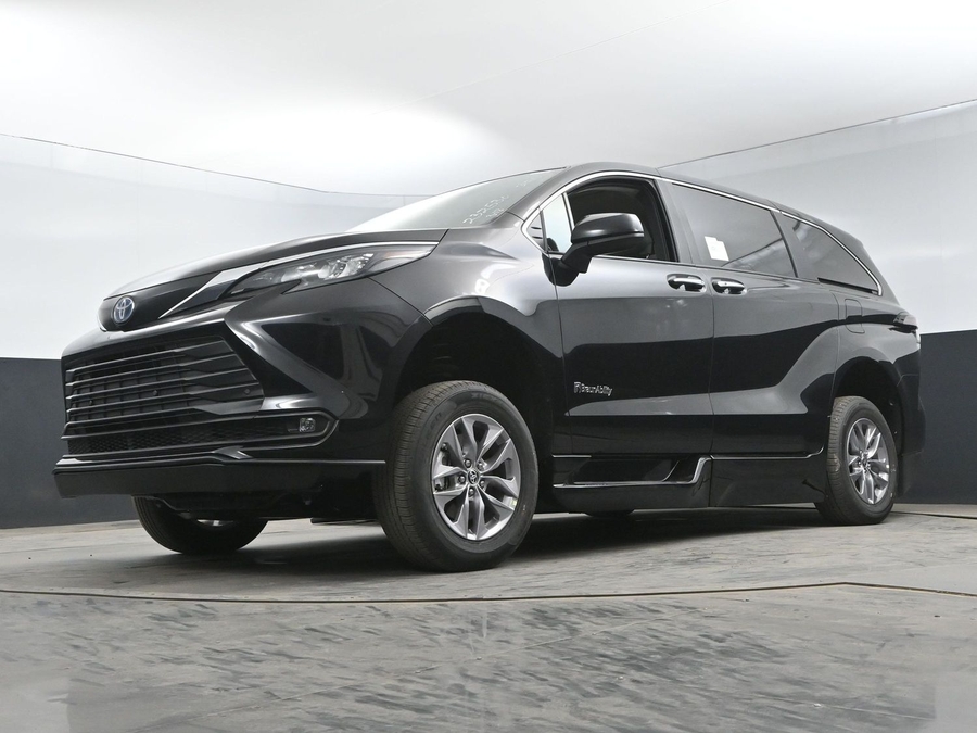 New 2025 Toyota Sienna Hybrid XLE Base - BraunAbility Side Entry Entry Fold Out Automatic Ramp