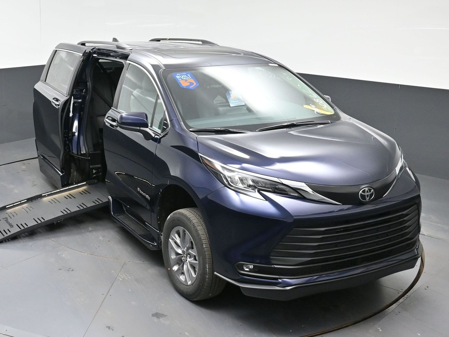 Blue Toyota Sienna image number 17