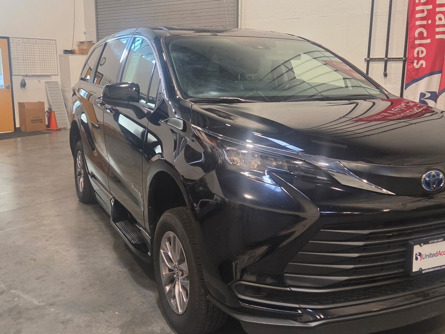 Used 2024 Toyota Sienna Hybrid LE Base - BraunAbility Side Entry Fold Out Automatic Ramp