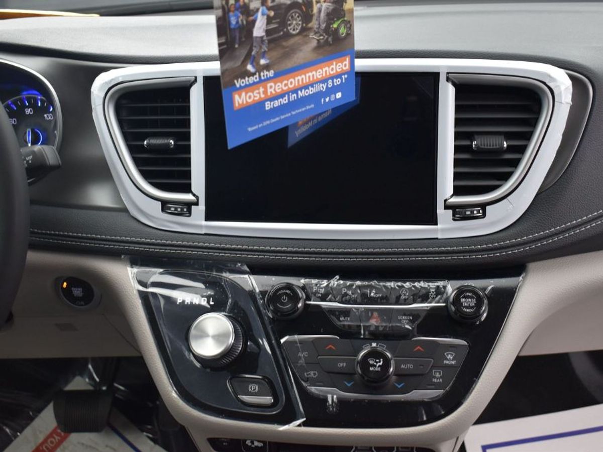 Silver Chrysler Pacifica image number 4