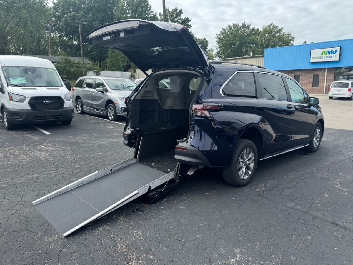 2024 TOYOTA SIENNA - Image 2