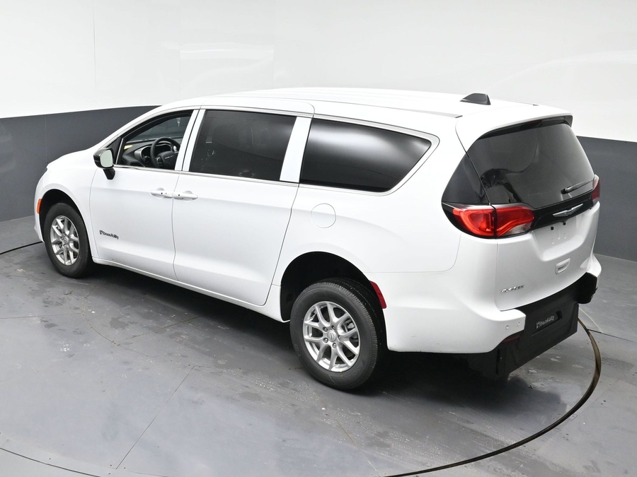 White Chrysler Voyager image number 23