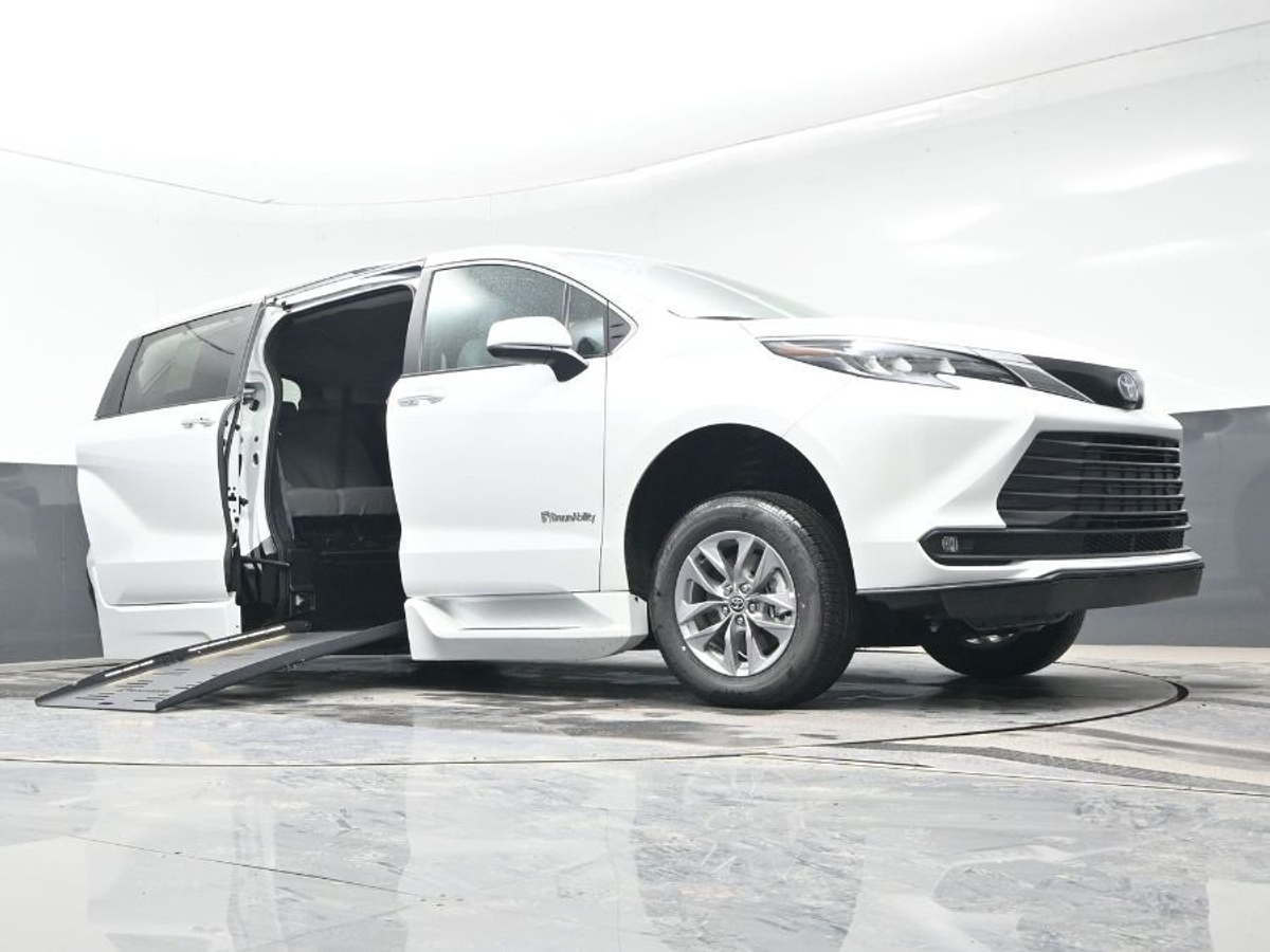 2025 TOYOTA SIENNA - Image 24