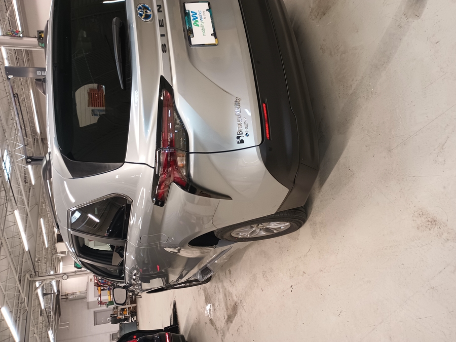 Silver Toyota Sienna image number 16