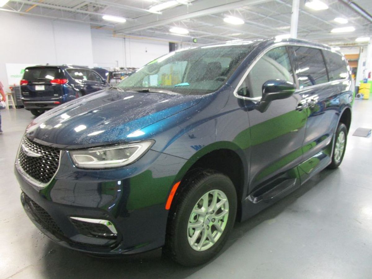 Blue Chrysler Pacifica image number 9