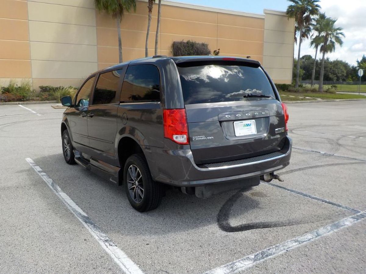 Grey Dodge Grand Caravan image number 4