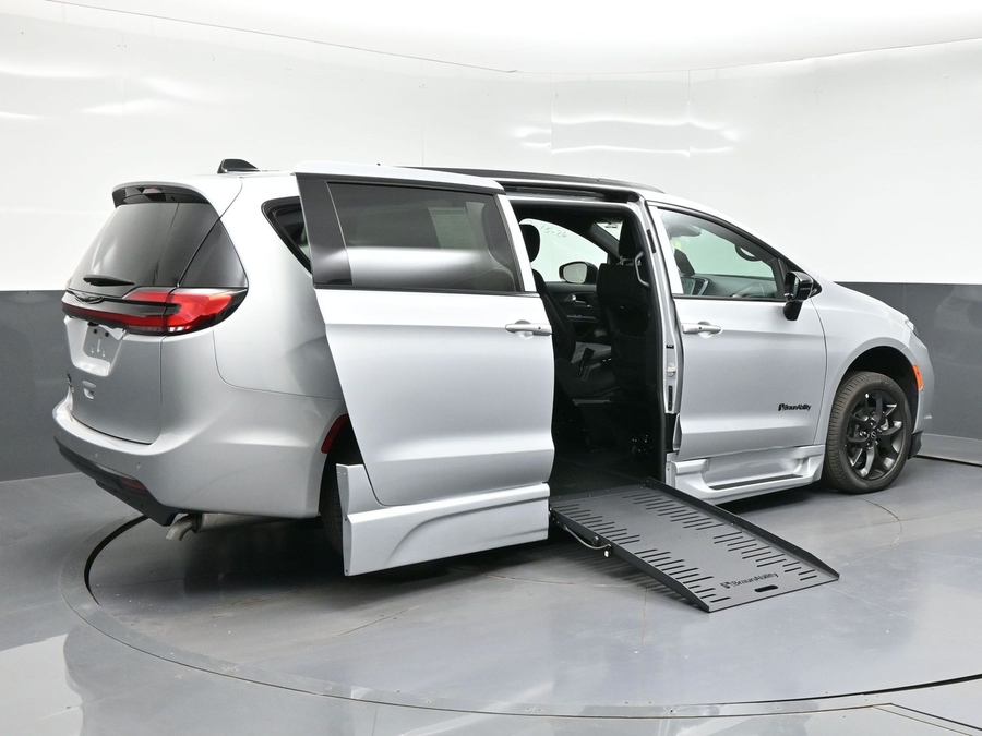 New 2026 Chrysler Pacifica Select Sport - BraunAbility Side Entry Fold Out Automatic Ramp