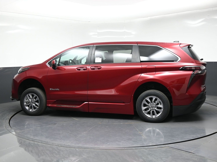 New 2026 Toyota Sienna Hybrid LE - BraunAbility Side Entry Fold Out Automatic Ramp