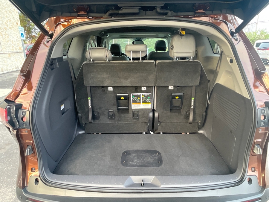  Toyota Sienna image number 9