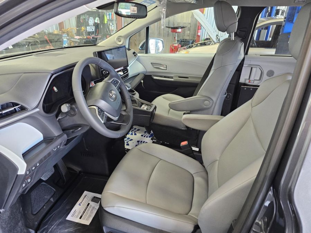 2025 TOYOTA SIENNA - Image 3