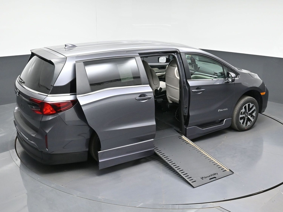 Grey Honda Odyssey image number 24