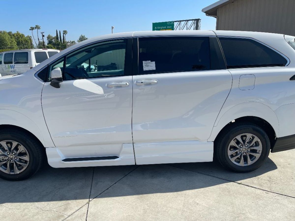 White Toyota Sienna image number 9