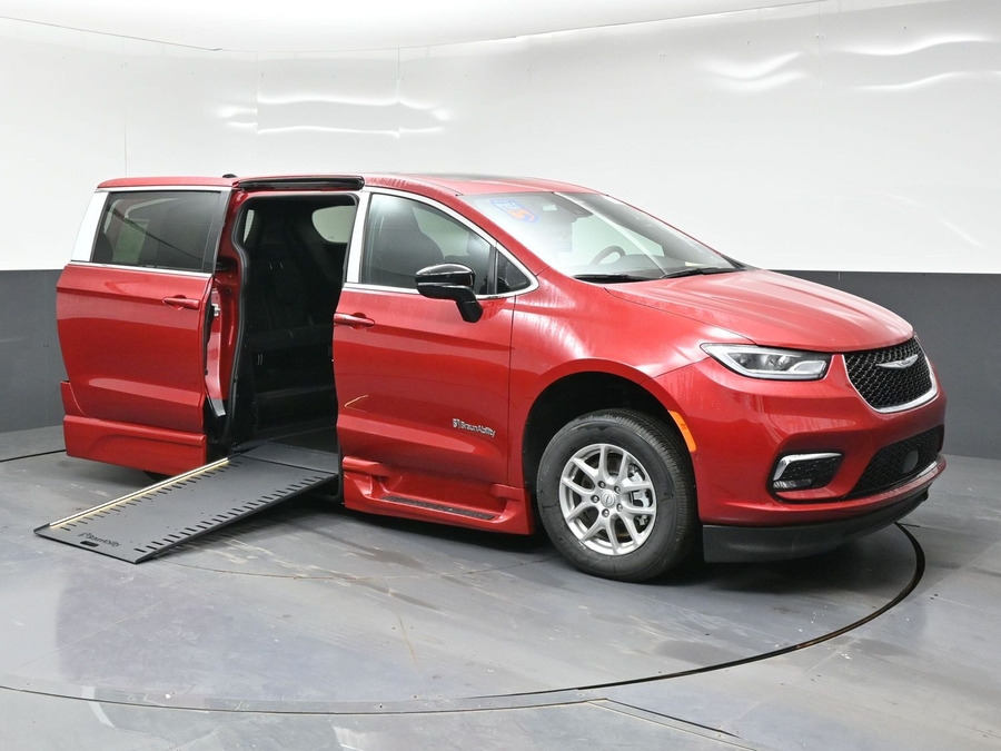 New 2026 Chrysler Pacifica Select Plus - BraunAbility Side Entry In Floor Automatic Ramp