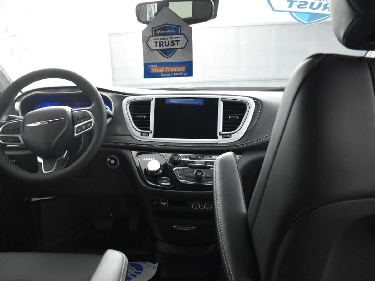 Black Chrysler Pacifica image number 12