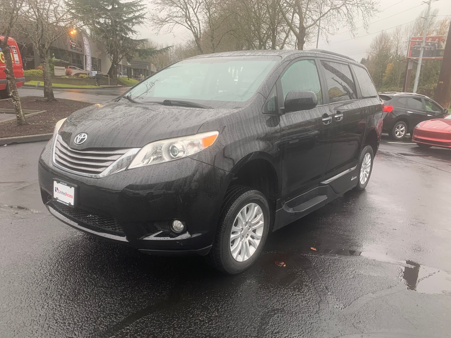 Used 2017 Toyota Sienna XLE Base - VMI Side Entry Entry In Floor Automatic Ramp