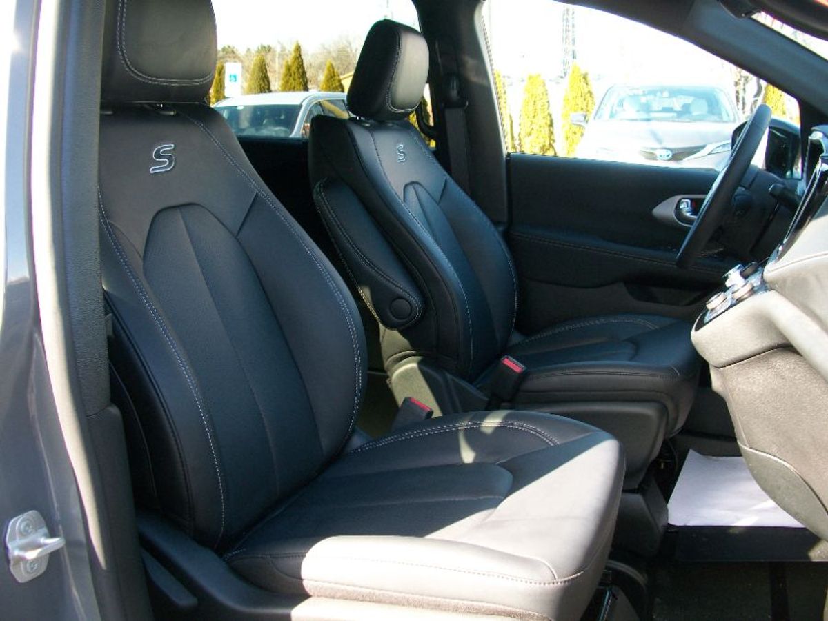 Grey Chrysler Pacifica image number 26