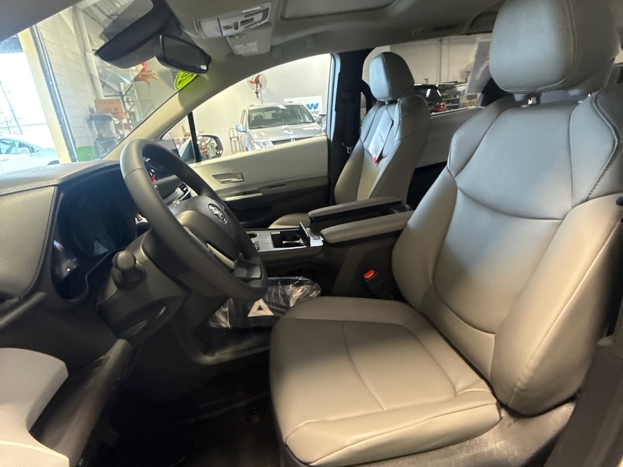 White Toyota Sienna image number 6
