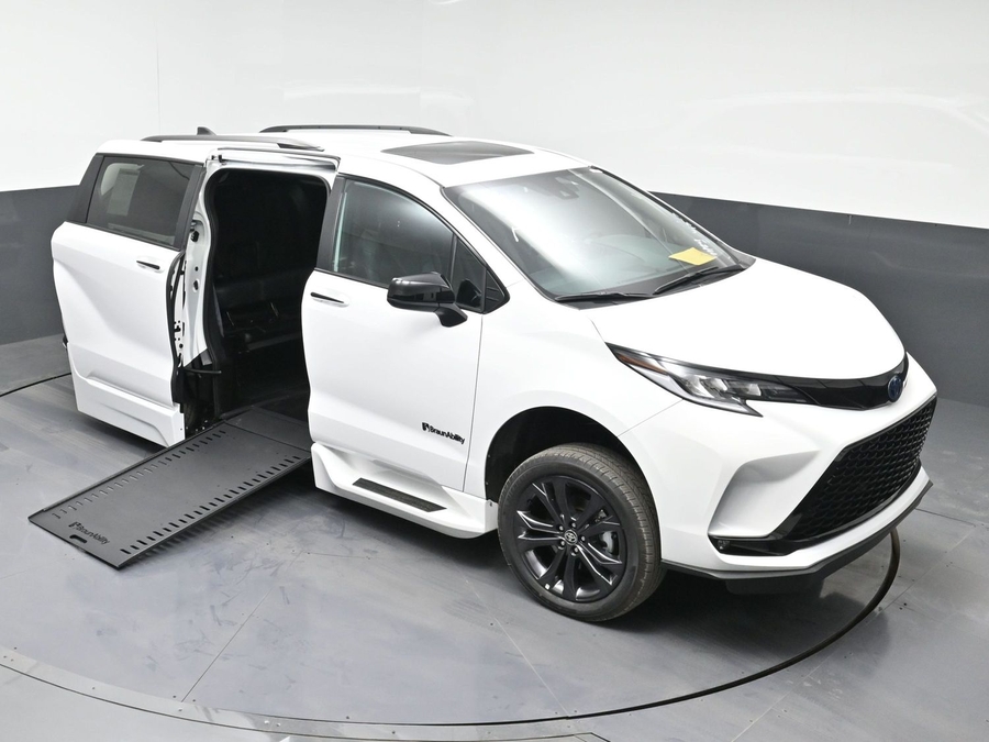 New 2025 Toyota Sienna Hybrid XSE Sport - BraunAbility Side Entry Entry In Floor Automatic Ramp