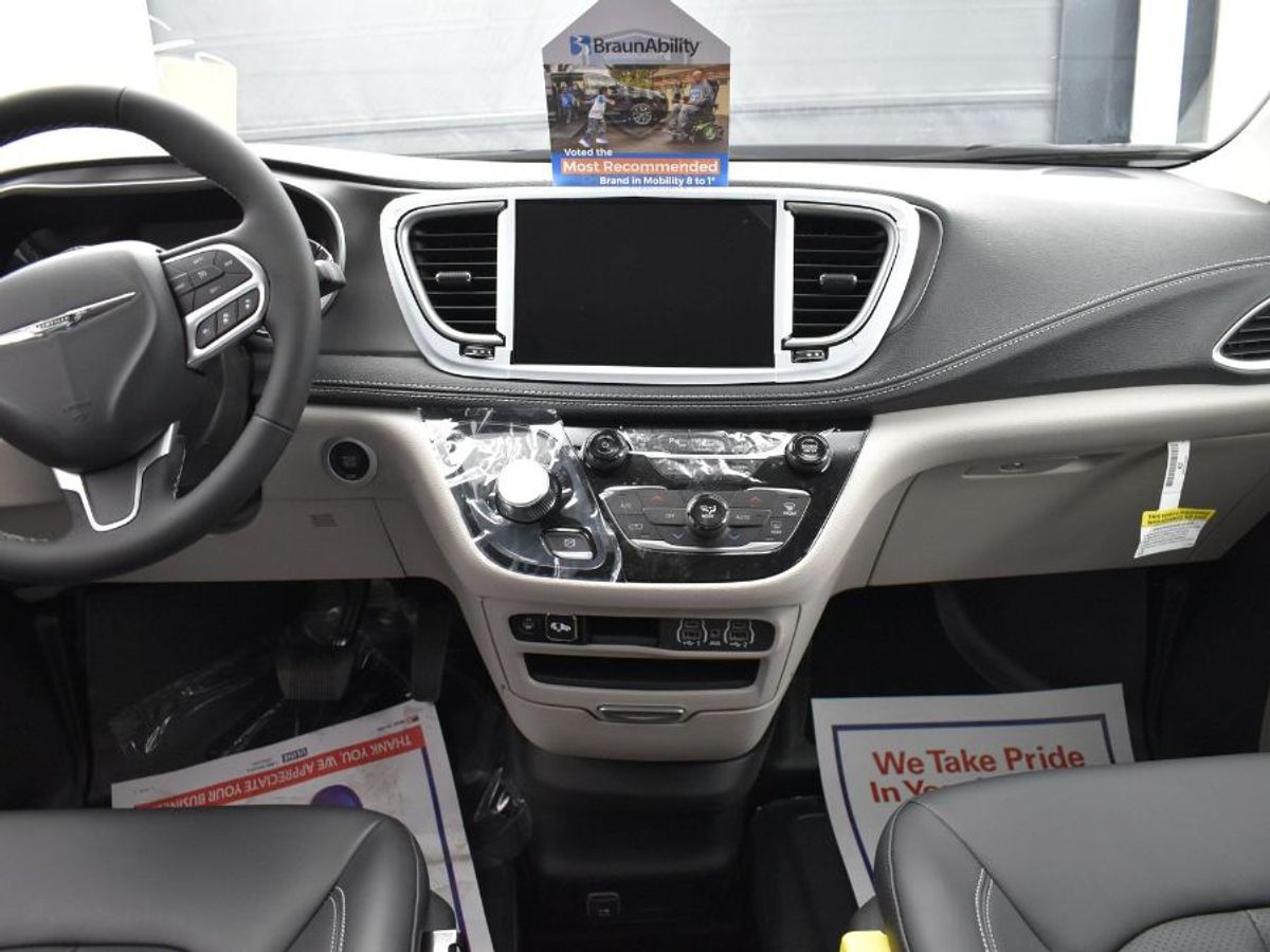 Black Chrysler Pacifica image number 4