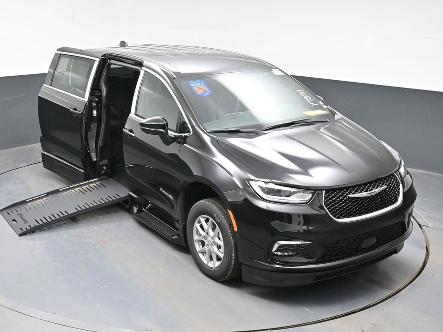 Black Chrysler Pacifica image number 7