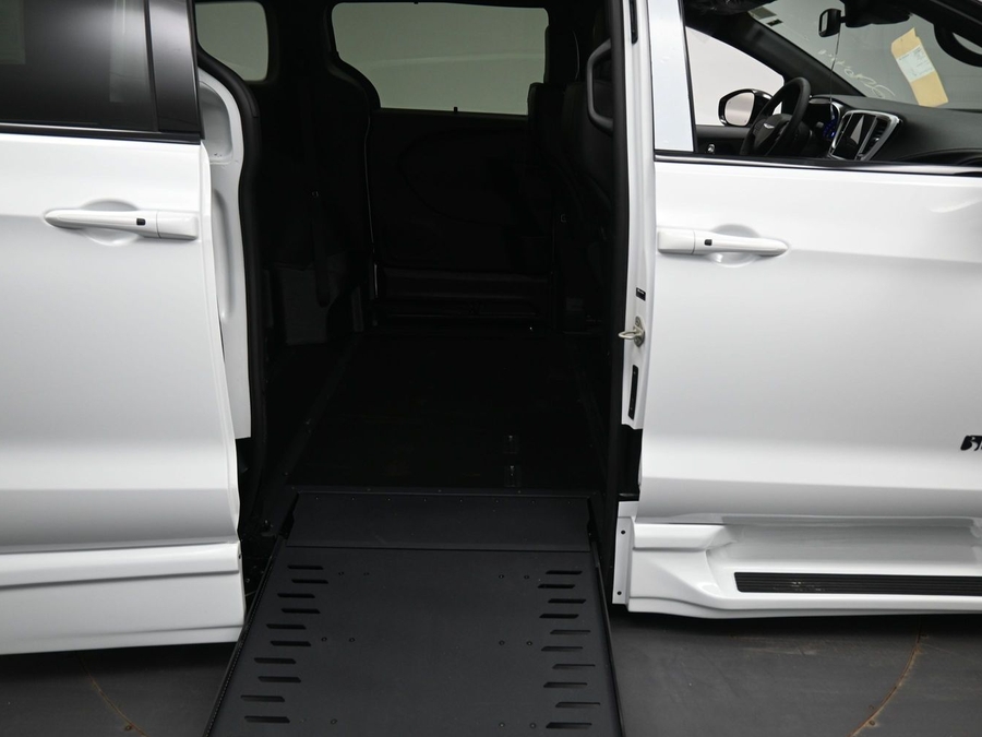 White Chrysler Pacifica image number 10