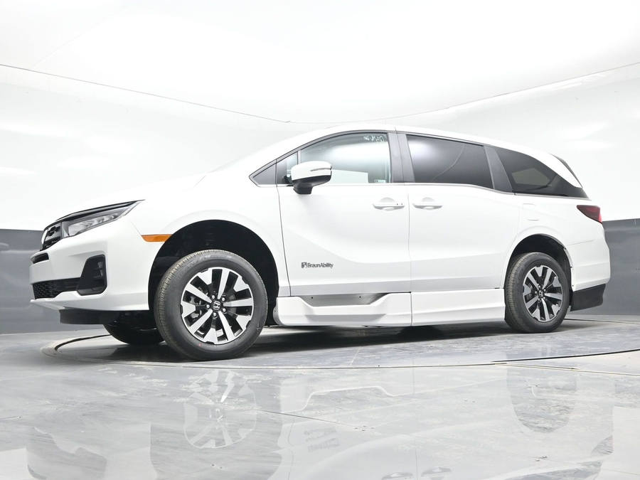 White Honda Odyssey image number 19