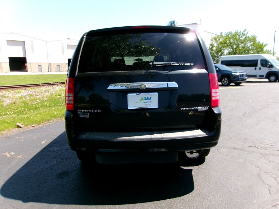 Black Chrysler Town and Country image number 14