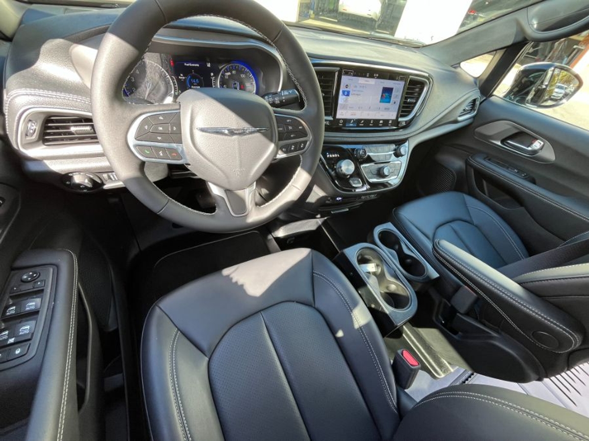 2025 CHRYSLER PACIFICA - Image 16