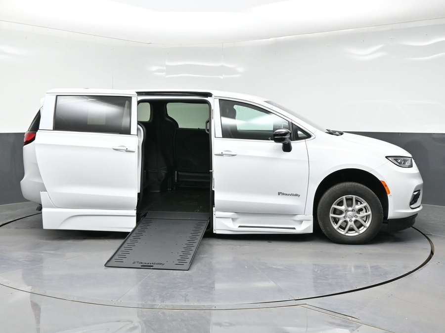 White Chrysler Pacifica image number 7