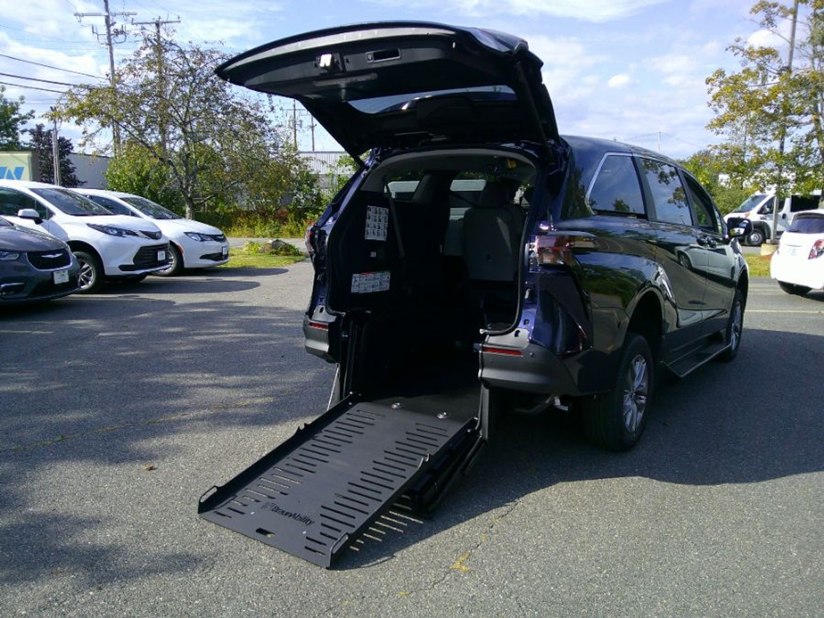 Blue Toyota Sienna image number 7