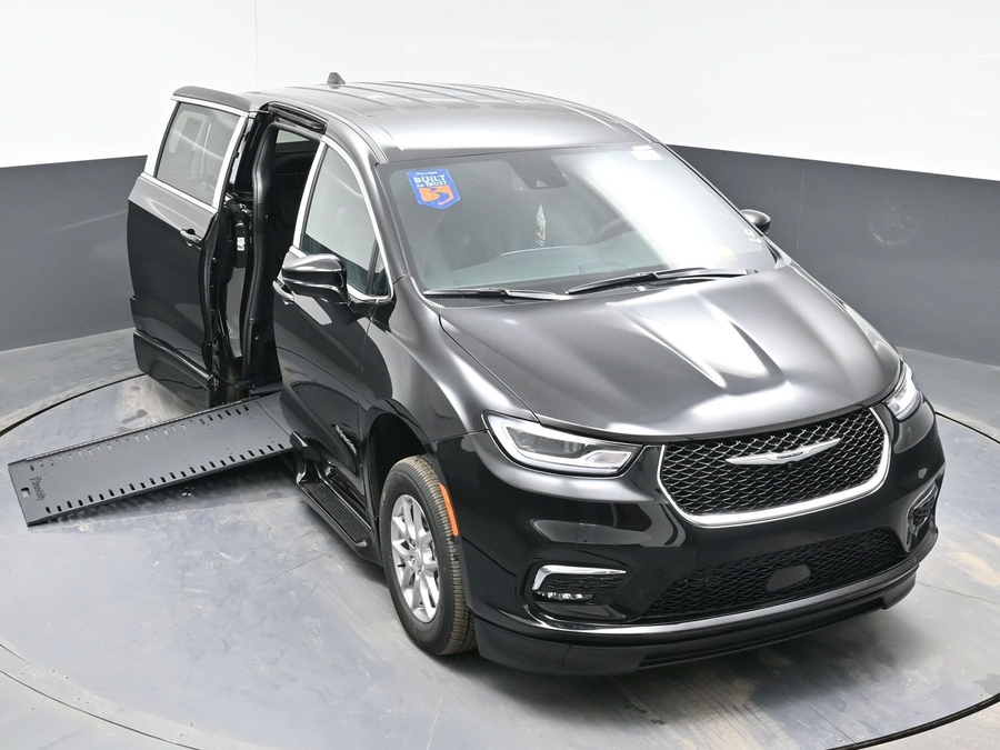 Black Chrysler Pacifica image number 22