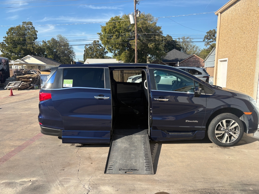 Blue Honda Odyssey image number 3