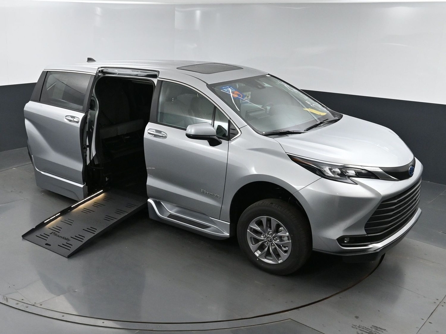 New 2025 Toyota Sienna Hybrid XLE Base - BraunAbility Side Entry Entry Fold Out Automatic Ramp